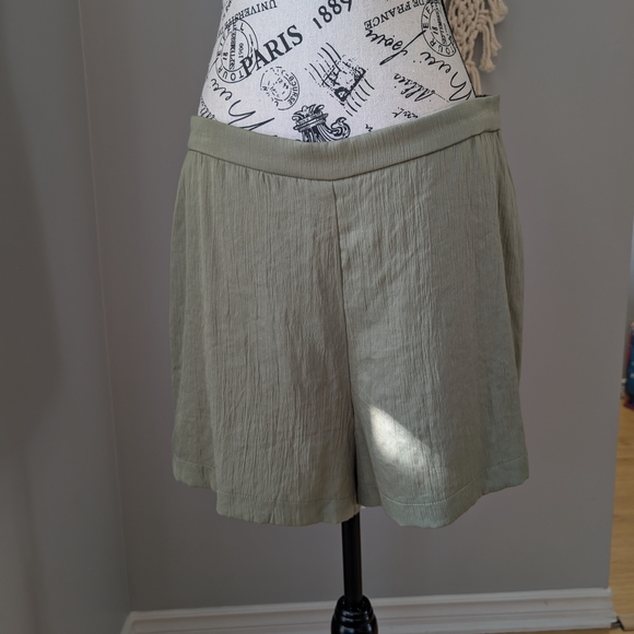 Dynamite Sage Green Women's High Waist Olive Crinkle Shorts New With Tags Large - Picture 1 of 5